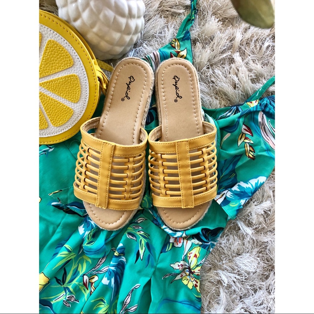 NEW ‘Lizzy’ Yellow Slides - Picture 2 of 7